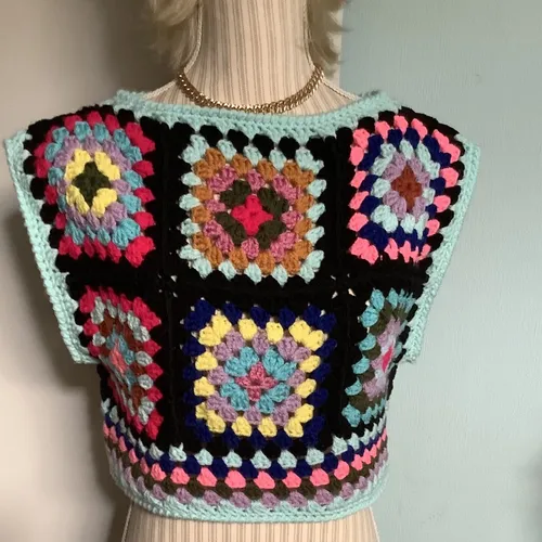 Chic petit pull sans manches au crochet fait main,laine /acrylique , style boho,carré grand-mère,pour femme