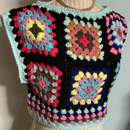 Chic petit pull sans manches au crochet fait main,laine /acrylique , style boho,carré grand-mère,pour femme