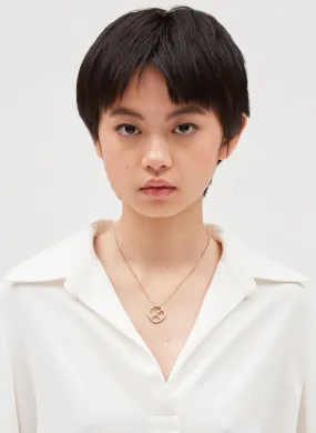 CLAUDIE PIERLOT  Collier pendentif monogramme en laiton - Doré