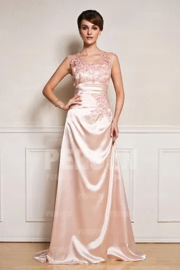 Robe chic rose pâle appliquée dentelle col illusion longue à traîne