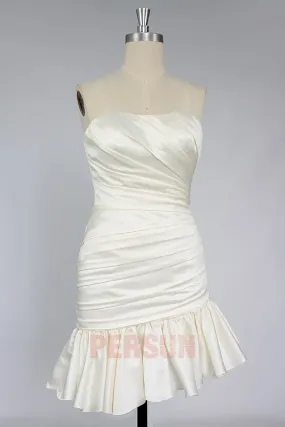 Robe de mariée courte chic fourreau en satin beige drapé avec froufrou