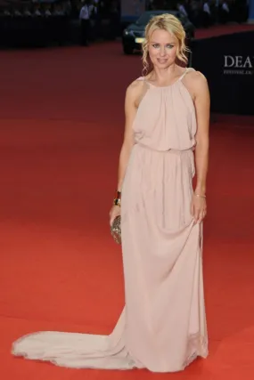 Robe rose nude col halter de Naomi Watts chic dos nu à traîne chapel