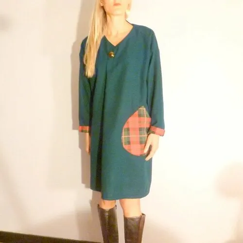 Robe vert bouteille à grand pli latéral et finitions en tissu écossais martha